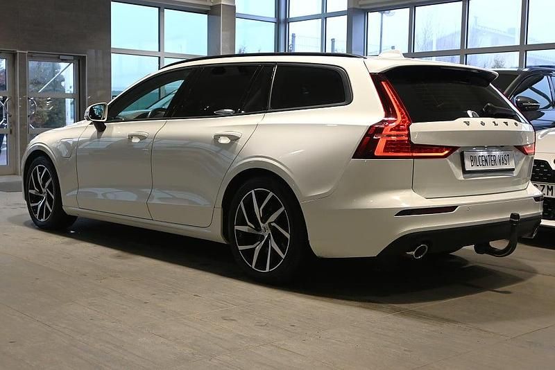 Begagnad Volvo V60 Momentum 253 HK (186 kW) 2020 Vit Kombi