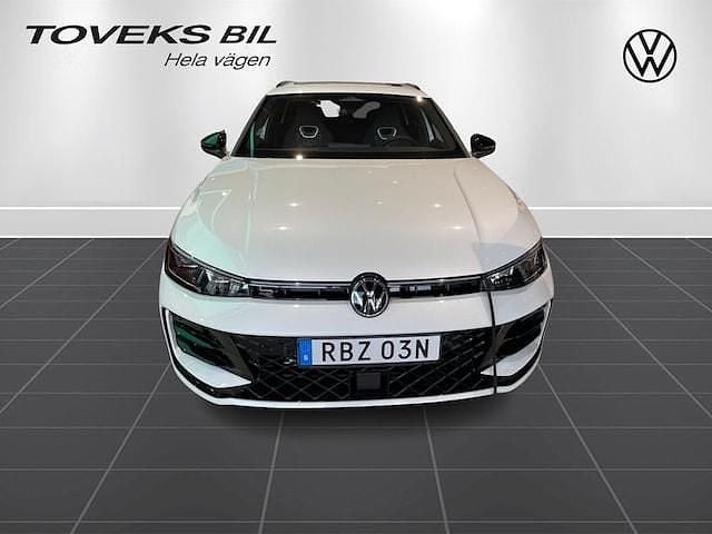 Vit (oryx white pearl) Ny 2025 VW Passat R-line Kombi | 572 600 kr (Marknadspris) - Bild 1/4
