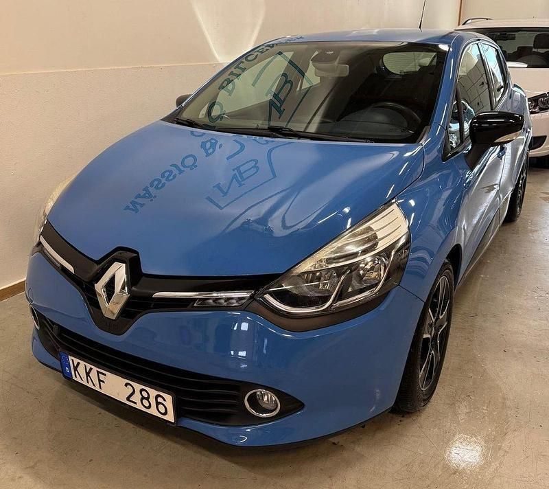 Blå Begagnad 2013 Renault Clio IV Halvkombi | 76 900 kr (Marknadspris) - Bild 1/4