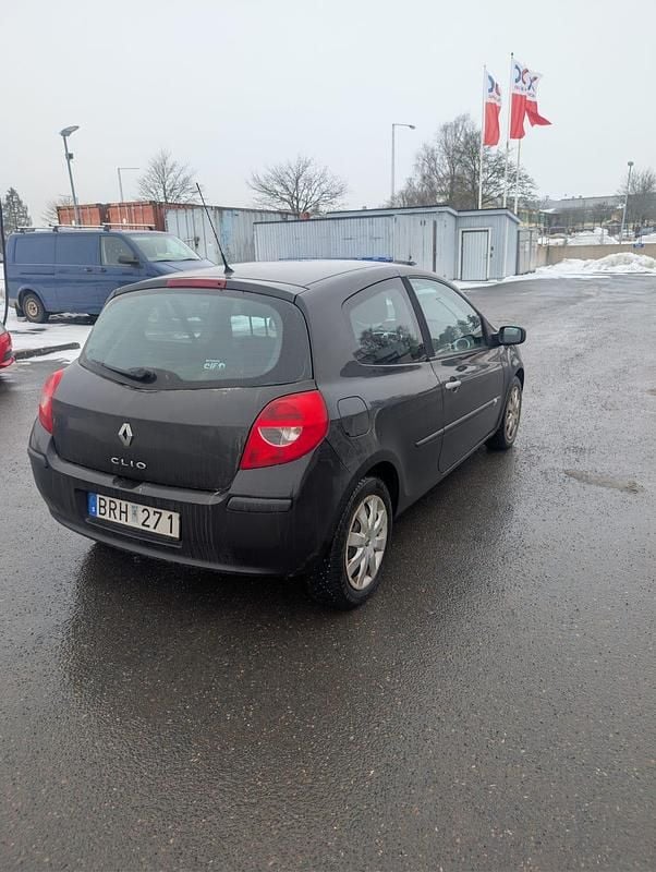 Begagnad Renault Clio R.S. 75 HK (55 kW) 2006 Halvkombi