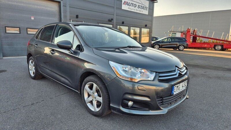 Grå Begagnad 2011 Citroën C4 Halvkombi | 39 900 kr (Marknadspris) - Bild 1/4