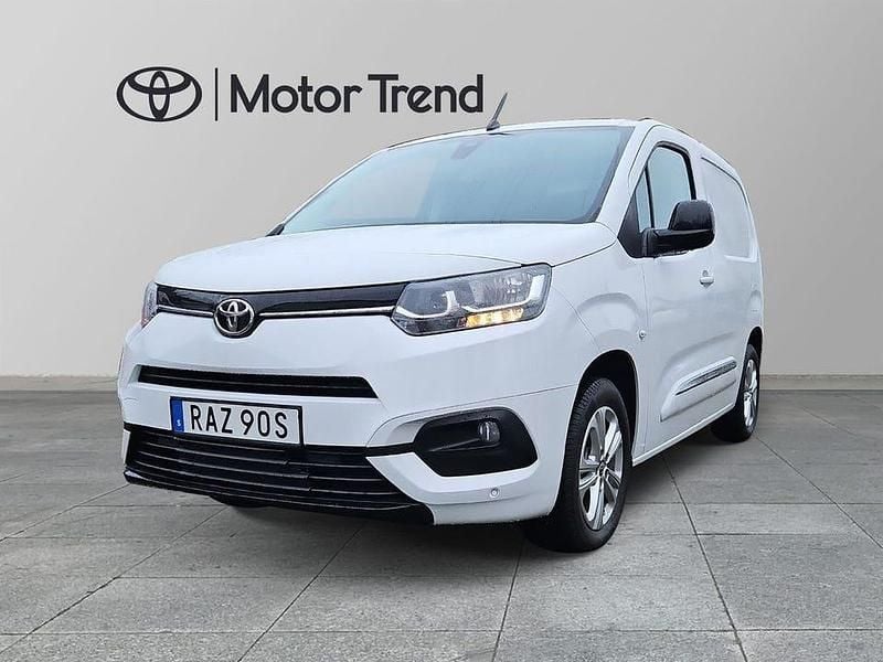 Vit Begagnad 2024 Toyota Proace City City Minibuss | 309 900 kr (Bra pris) - Bild 1/4