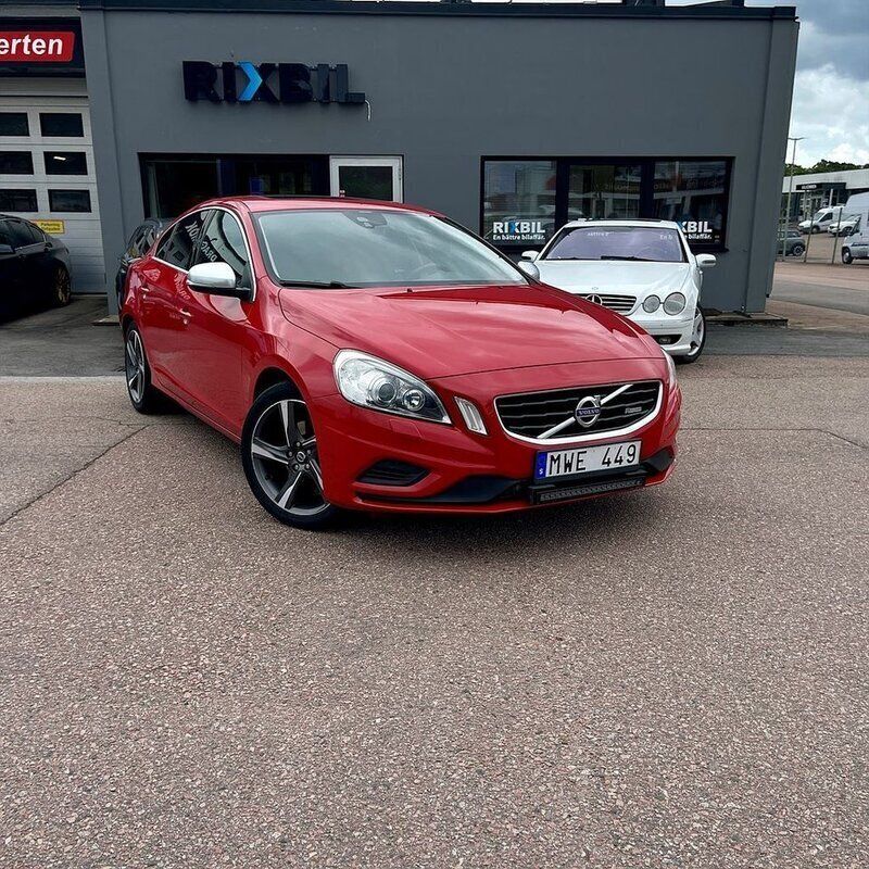 Röd Begagnad 2013 Volvo S60 R-Design Sedan | 119 900 kr (Superpris) - Bild 1/4