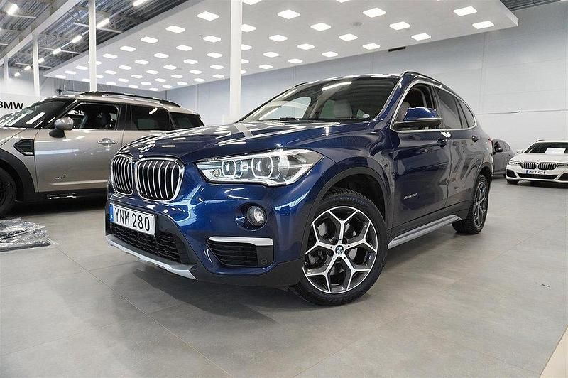 Blå Begagnad 2017 BMW X1 xLine SUV | 234 900 kr (Marknadspris) - Bild 1/4