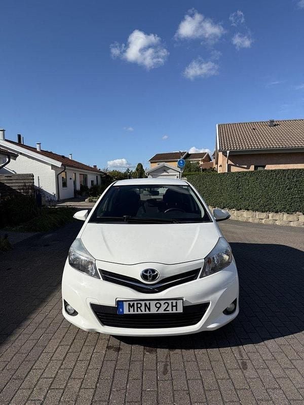 Vit Begagnad 2012 Toyota Yaris Halvkombi | 73 000 kr (Lite dyr) - Bild 1/4