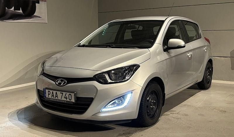 Begagnad Hyundai i20 Premium 101 HK (74 kW) 2014 Silver Halvkombi