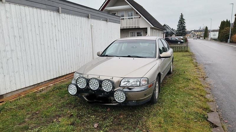 Brun Begagnad 2002 Volvo S80 Business Edition Sedan | 15 000 kr (Marknadspris) - Bild 1/4