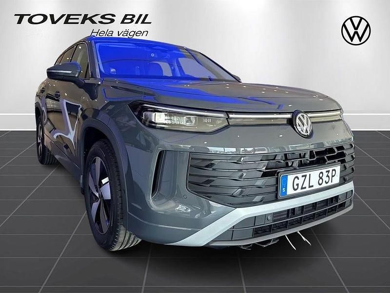 Dolphin grey metallic Ny 2025 VW Tayron R SUV | 446 000 kr - Bild 1/4