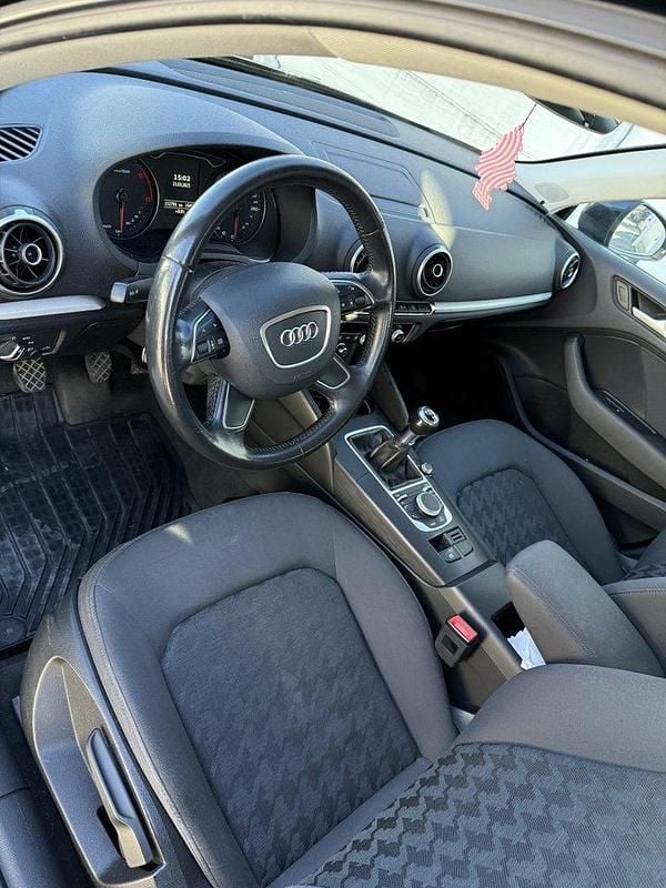 Svart Begagnad 2016 Audi A3 Sportback Attraction Halvkombi | 105 000 kr (Bra pris) - Bild 1/4