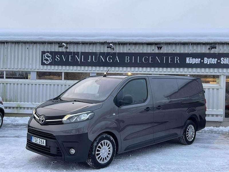 Grå Begagnad 2019 Toyota Proace Minibuss | 194 900 kr (Bra pris) - Bild 1/4