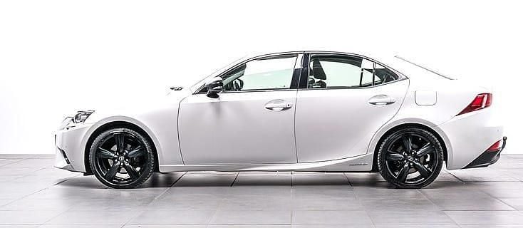 Pärlemors vit Begagnad 2016 Lexus IS300h Sedan | 230 000 kr (Lite dyr) - Bild 1/1