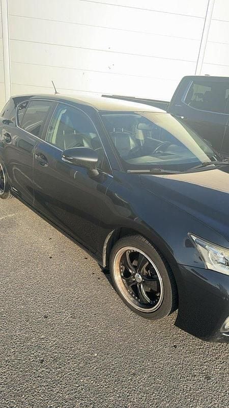 Grå Begagnad 2011 Lexus CT200h Sport Line Halvkombi | 85 000 kr (Bra pris) - Bild 1/1
