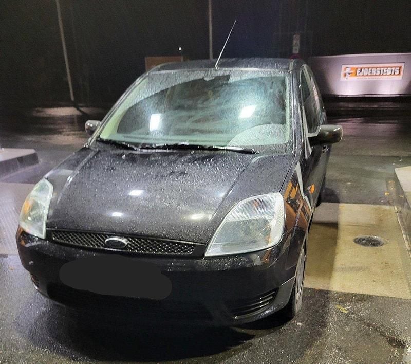 Svart Begagnad 2003 Ford Fiesta Halvkombi | 19 900 kr (Bra pris) - Bild 1/4