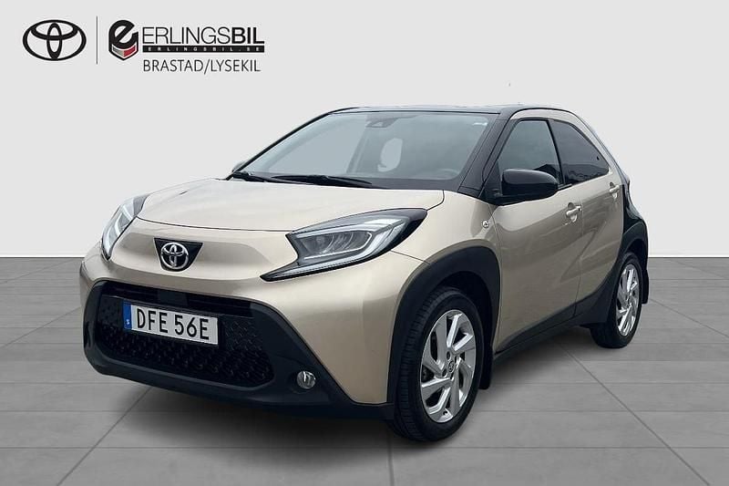 Ljusbrun Begagnad 2022 Toyota Aygo Pulse Halvkombi | 189 000 kr (Marknadspris) - Bild 1/4