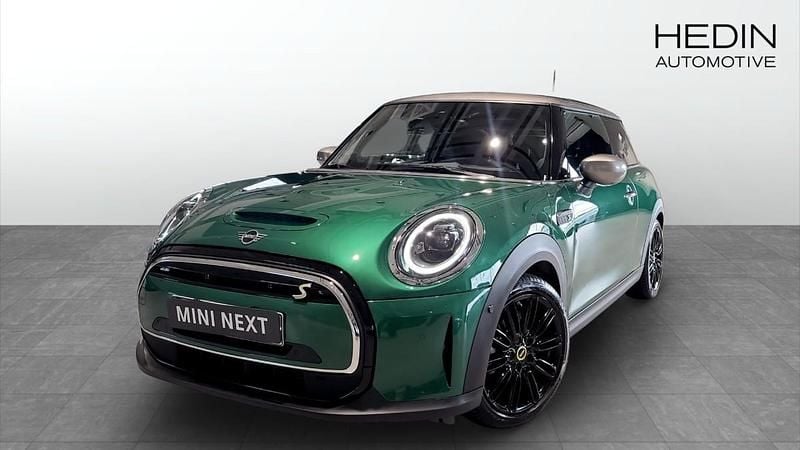 Grön (green) Begagnad 2022 Mini Cooper SE Halvkombi | 248 700 kr (Dyr) - Bild 1/4