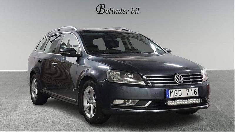 Grå Begagnad 2011 VW Passat Kombi | 68 900 kr (Marknadspris) - Bild 1/4