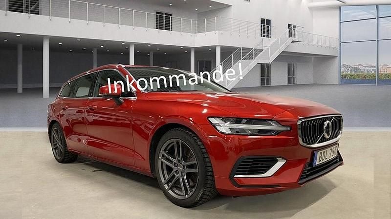 Begagnad Volvo V60 Core 253 HK (186 kW) 2023 Röd Kombi