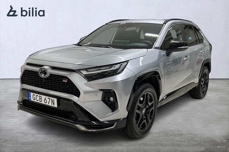 Silver Begagnad 2025 Toyota RAV4 Hybrid Sport SUV | 589 900 kr (Dyr) - Bild 1/4