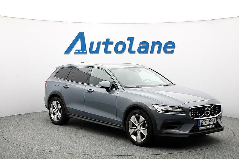 Grå Begagnad 2022 Volvo V60 CC Momentum Kombi | 284 900 kr (Bra pris) - Bild 1/3