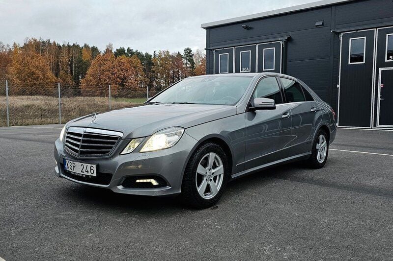 Silver Begagnad 2010 Mercedes E200 Avantgarde Sedan | 129 900 kr (Lite dyr) - Bild 1/4