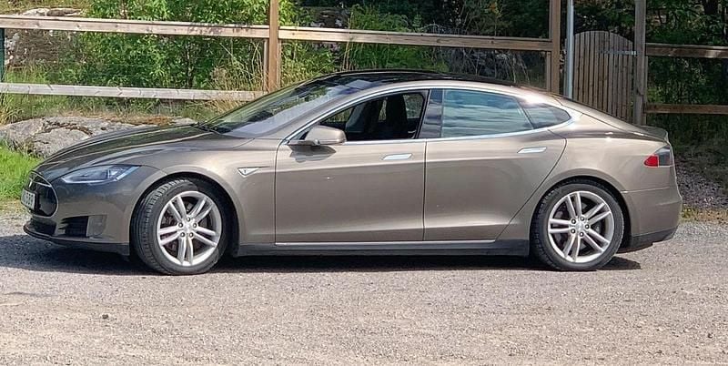 Grå Begagnad 2015 Tesla Model S Halvkombi | 220 000 kr (Bra pris) - Bild 1/4