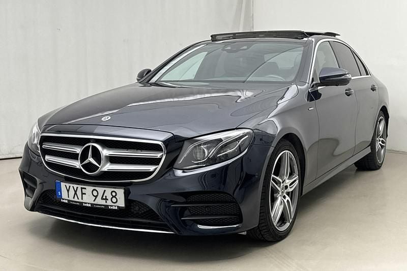 Mörkgrön Begagnad 2018 Mercedes E220 AMG Sedan | 309 800 kr (Bra pris) - Bild 1/4