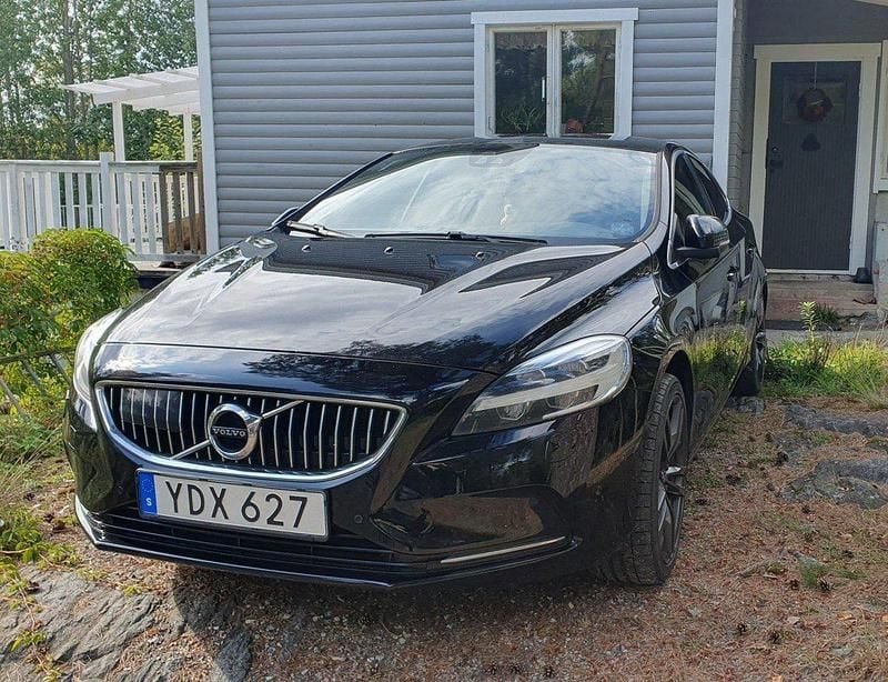 Svart Begagnad 2017 Volvo V40 Inscription Kombi | 210 000 kr (Marknadspris) - Bild 1/4