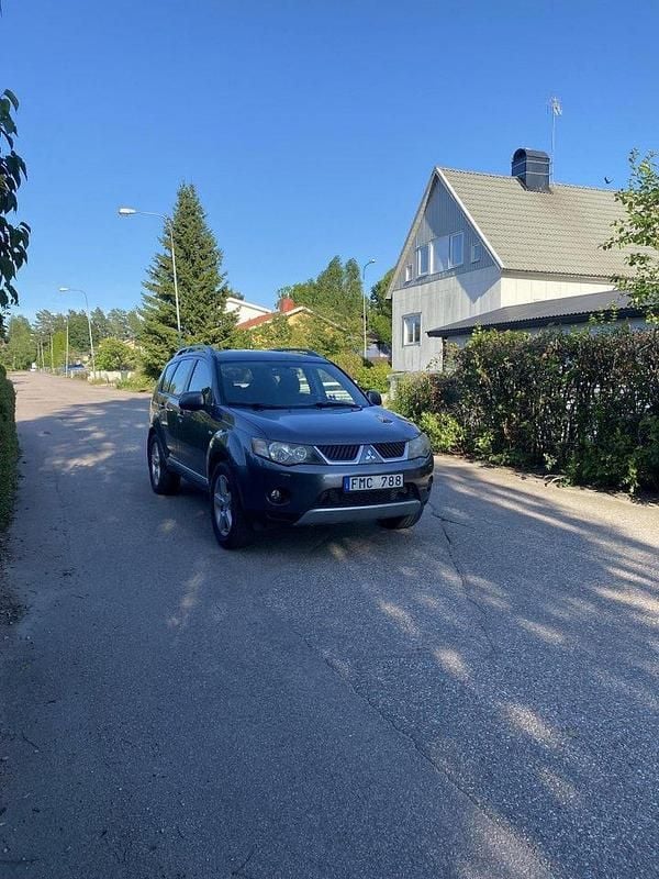 Grå Begagnad 2007 Mitsubishi Outlander SUV | 47 900 kr (Marknadspris) - Bild 1/4