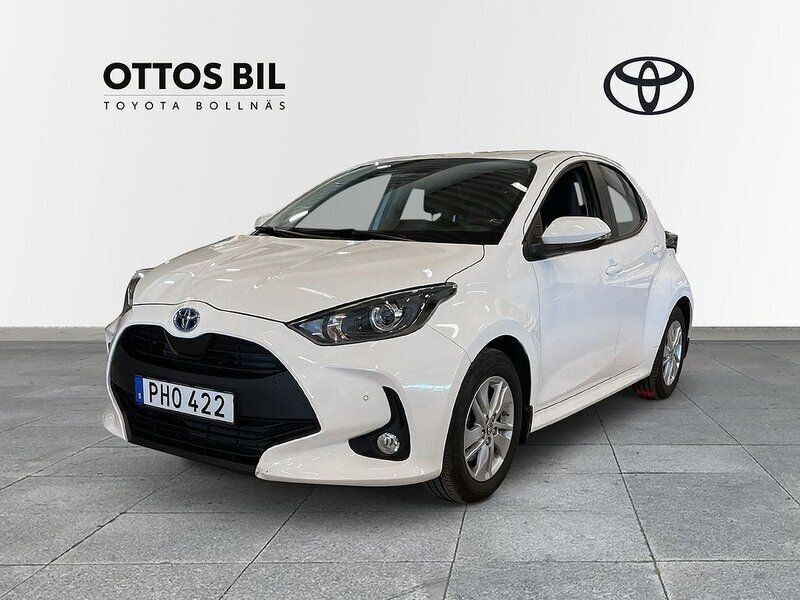 Vit Begagnad 2022 Toyota Yaris Hybrid Comfort Halvkombi | 224 000 kr (Marknadspris) - Bild 1/4