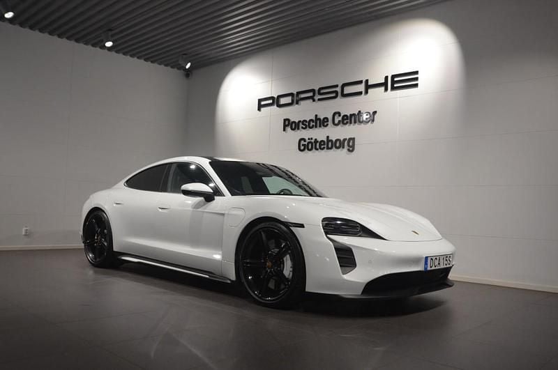 Vit (white) Begagnad 2022 Porsche Taycan Sedan | 629 000 kr (Lite dyr) - Bild 1/4