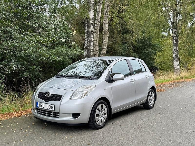 Silver Begagnad 2006 Toyota Yaris Halvkombi | 34 500 kr (Bra pris) - Bild 1/4