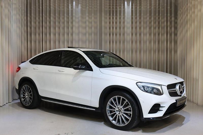Vit Begagnad 2019 Mercedes GLC220 AMG line Sportkupé | 399 900 kr (Marknadspris) - Bild 1/4