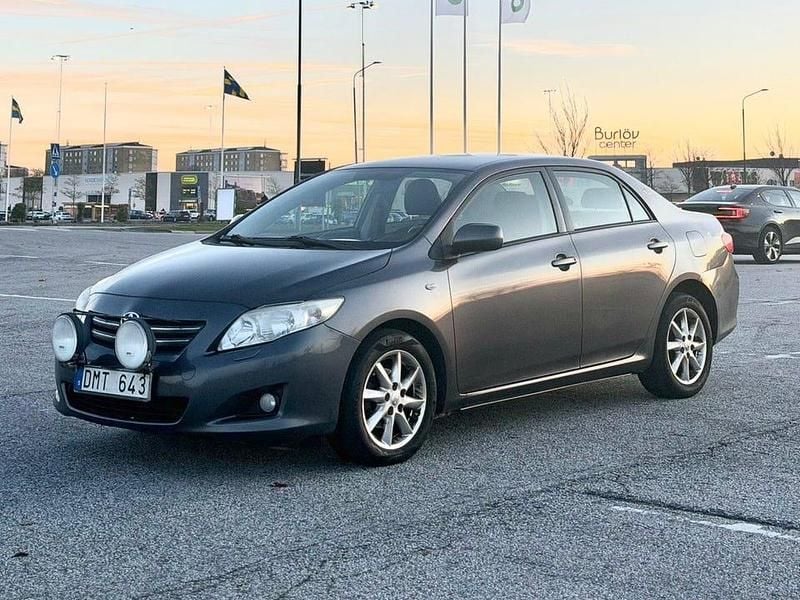 Grå Begagnad 2008 Toyota Corolla Sedan | 34 800 kr (Marknadspris) - Bild 1/4