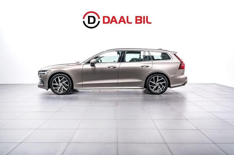 Grå Begagnad 2018 Volvo V60 Inscription Kombi | 299 700 kr (Marknadspris) - Bild 1/4