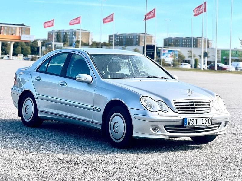Silver Begagnad 2005 Mercedes C180 Classic Sedan | 39 800 kr (Marknadspris) - Bild 1/4