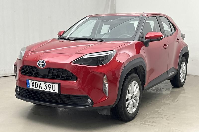Röd Begagnad 2022 Toyota Yaris Active Sedan | 269 900 kr - Bild 1/4