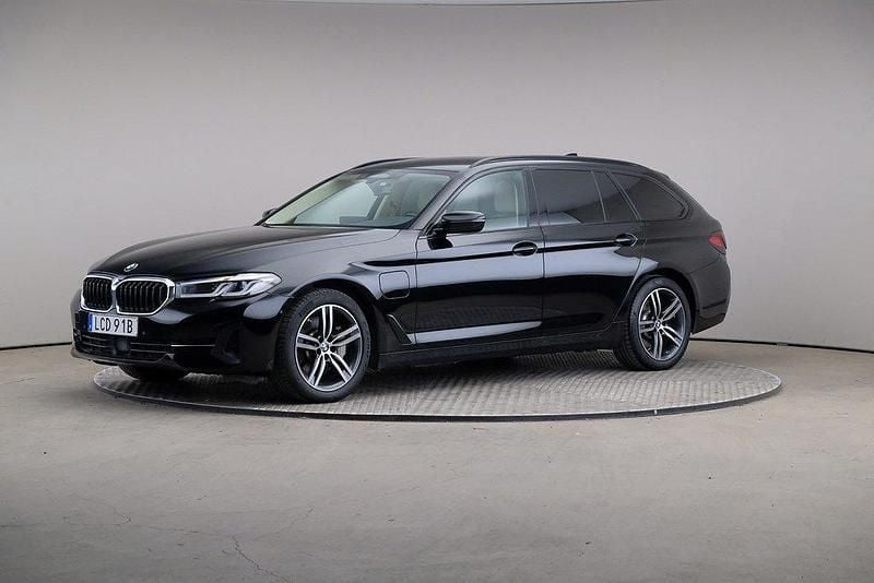 Svart Begagnad 2021 BMW 530e Kombi | 295 000 kr (Superpris) - Bild 1/4