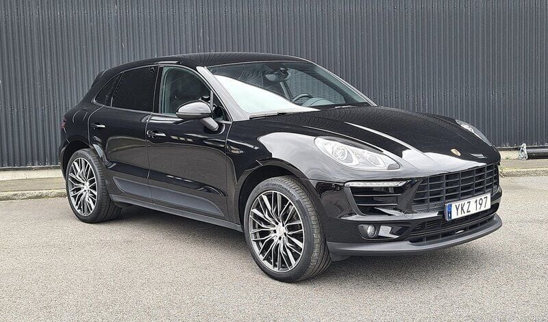 Grå (svart) Begagnad 2017 Porsche Macan SUV | 369 900 kr (Marknadspris) - Bild 1/4