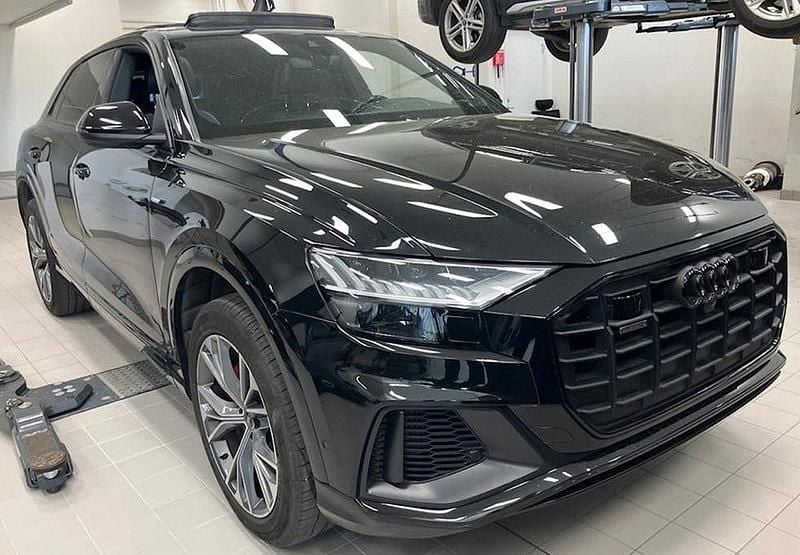 Svart (myth black metallic) Begagnad 2021 Audi Q8 S-Line SUV | 698 000 kr (Bra pris) - Bild 1/4