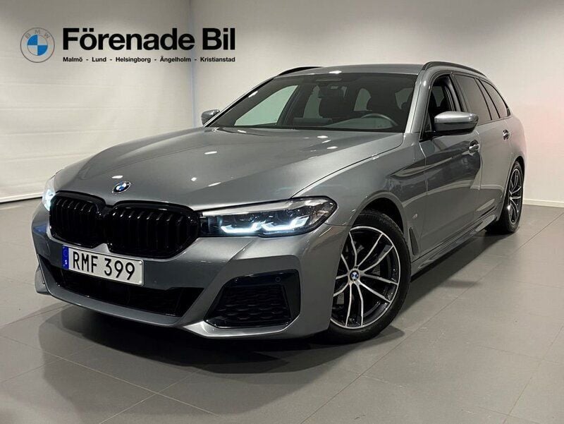 Grå Begagnad 2024 BMW 520 M Sport Kombi | 499 000 kr (Marknadspris) - Bild 1/4
