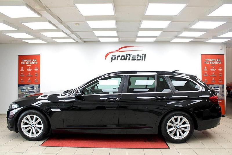 Svart Begagnad 2015 BMW 520 Sport Line Kombi | 154 900 kr (Marknadspris) - Bild 1/4