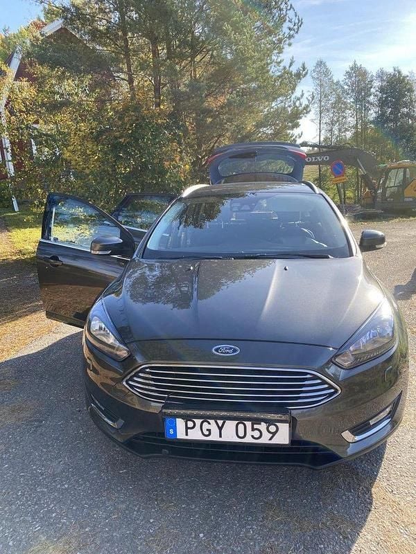 Grå Begagnad 2017 Ford Focus Titanium Kombi | 80 000 kr (Bra pris) - Bild 1/4