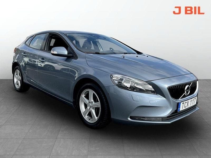 Ljusblå Begagnad 2018 Volvo V40 Kinetic Kombi | 179 900 kr (Marknadspris) - Bild 1/4