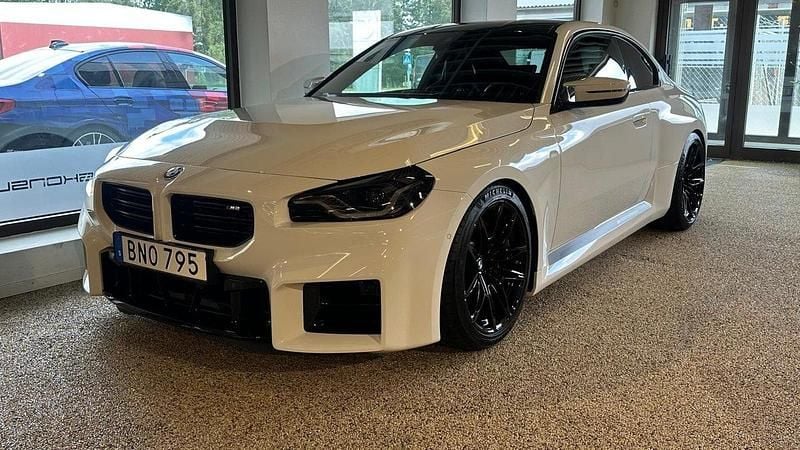 Vit Begagnad 2023 BMW M2 M Performance Sportkupé | 829 900 kr (Dyr) - Bild 1/4