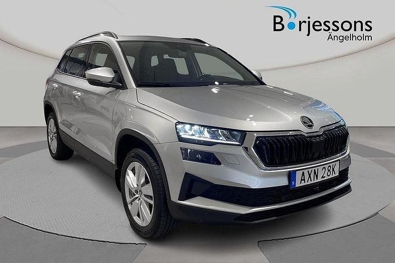 Silver Ny 2025 Skoda Karoq Selection SUV | 379 300 kr (Marknadspris) - Bild 1/4