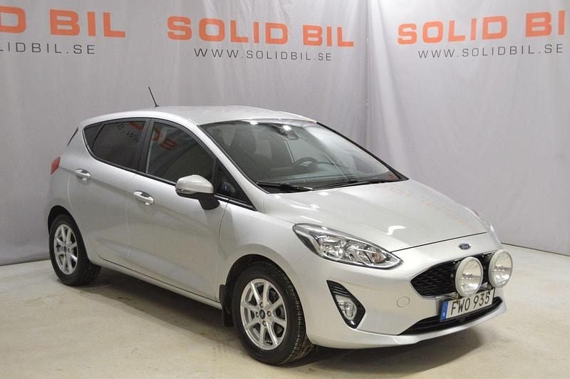 Grå Begagnad 2019 Ford Fiesta Trend Halvkombi | 129 900 kr (Marknadspris) - Bild 1/4