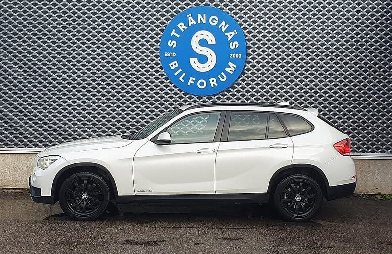 Vit Begagnad 2013 BMW X1 SUV | 119 000 kr (Marknadspris) - Bild 1/4