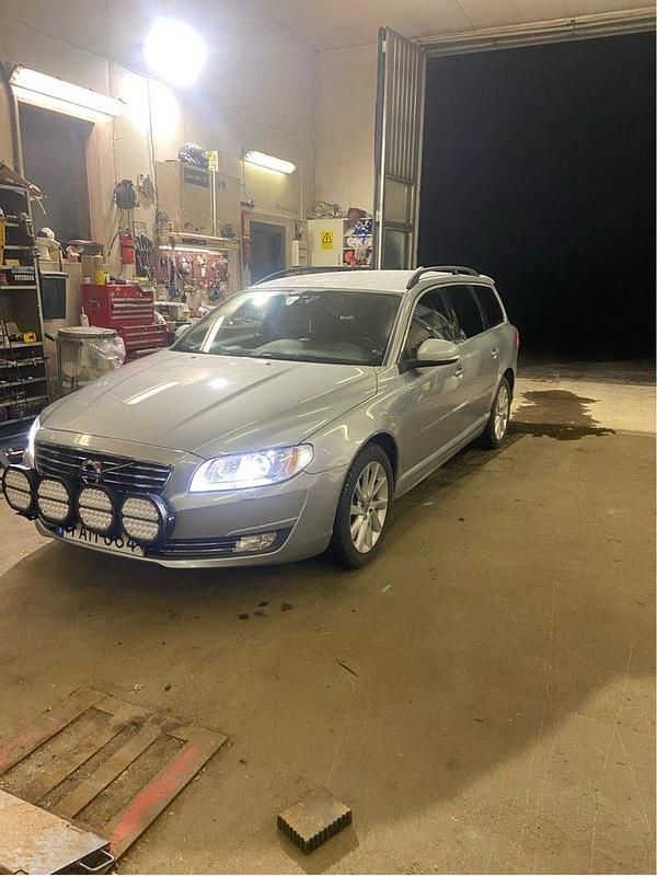 Silver Begagnad 2016 Volvo V70 Momentum Kombi | 163 000 kr (Marknadspris) - Bild 1/4