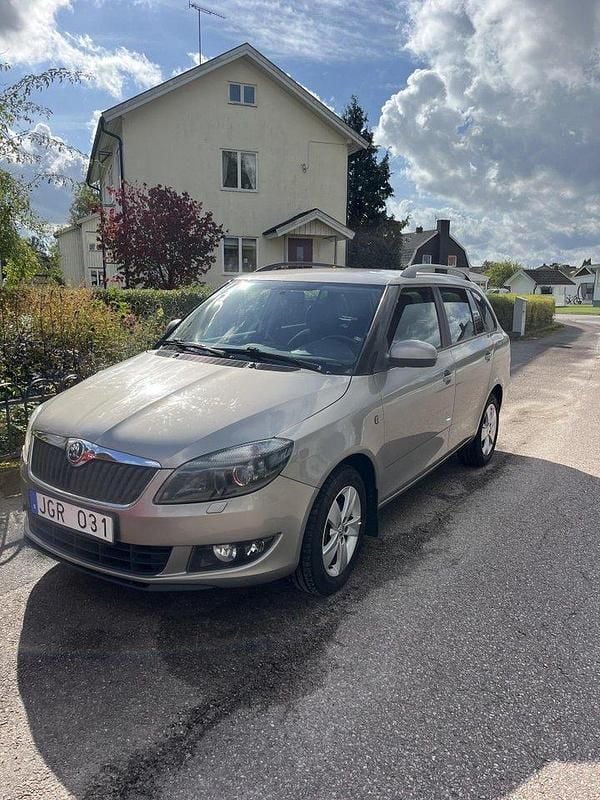 Brun Begagnad 2014 Skoda Fabia Ambiente Kombi | 50 000 kr (Marknadspris) - Bild 1/4