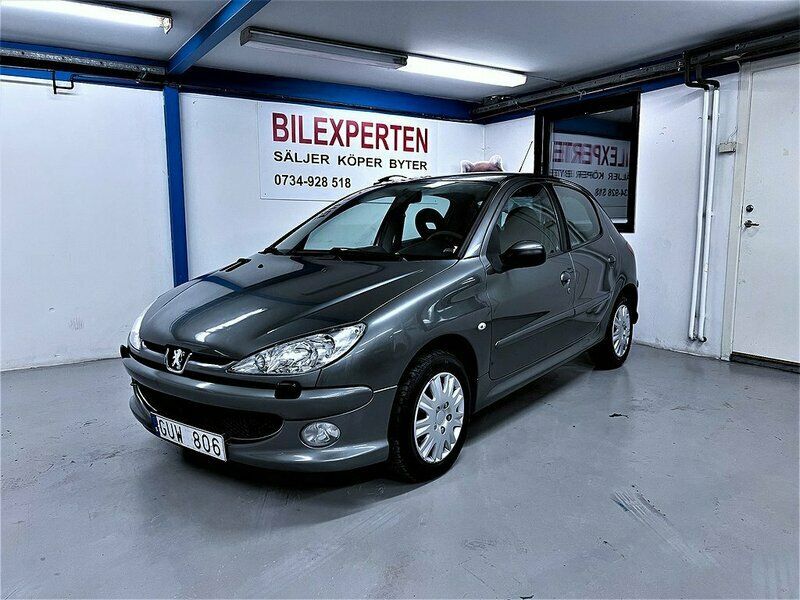 Grå Begagnad 2008 Peugeot 206 Halvkombi | 23 900 kr (Marknadspris) - Bild 1/4